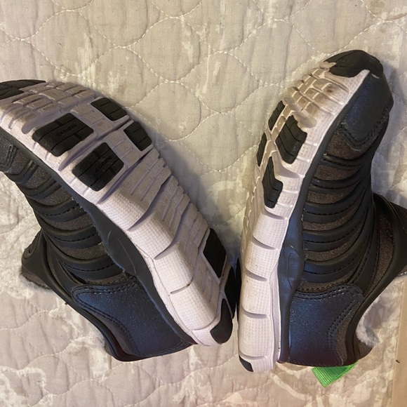 PS Nike Dynamo Free Se Cargo Green Strike Sneakers - Picture 6 of 7